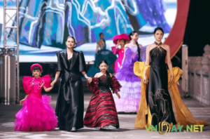 Fashion Show "Nguyện Ước Chốn Thiêng" là sự kiện được tổ chức nhằm tôn vinh vẻ đẹp và giá trị văn hóa, tín ngưỡng của một miền đất cổ kính trong lòng Việt Nam. Sự kiện này được khởi xướng và tổ chức bởi NTK Thạch Linh, đánh dấu một bước tiến quan trọng trong việc giới thiệu và tôn vinh di sản văn hóa của đất nước.